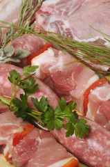 Spiedini crudi con erbe