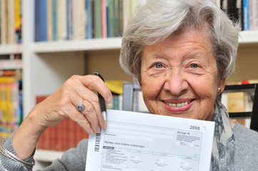 Rentnerin mit Steuererklärung VIII