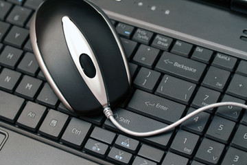 Obraz na płótnie Canvas wired mouse on a black keyboard