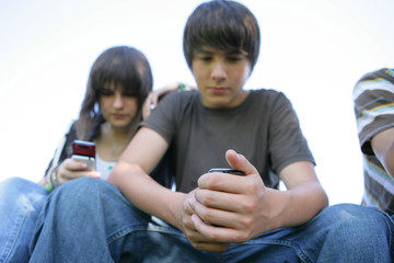 Jeune garçon et fille avec téléphone portable