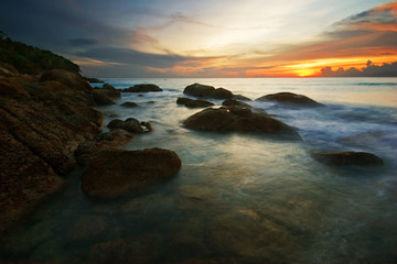Obraz premium Tropical sunset on the rocks