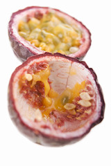 Passionsfrucht aufgeschnitten