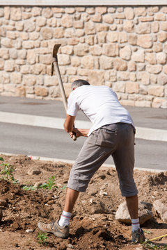 L'homme &agrave; la pioche