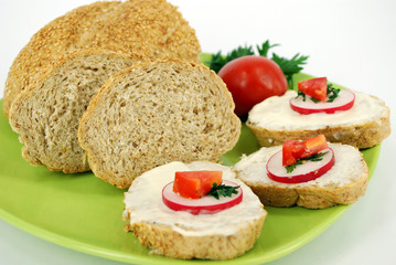 bread with radish and tomato