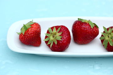 Erdbeeren auf Glastisch