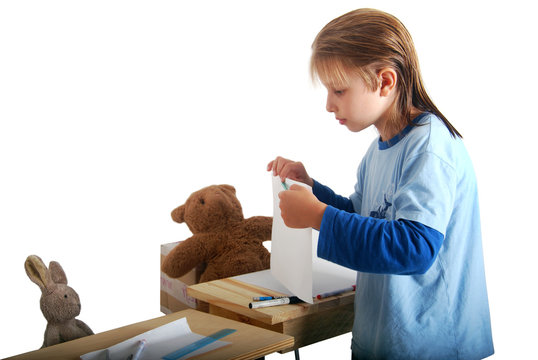 Enfant et peluches jouant &agrave; faire la classe