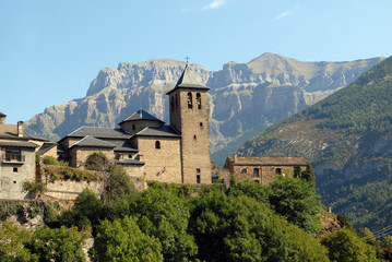 Fototapeta na wymiar Huesca Torla.Pueblo