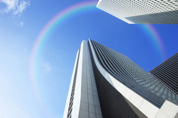 新宿高層ビルと虹