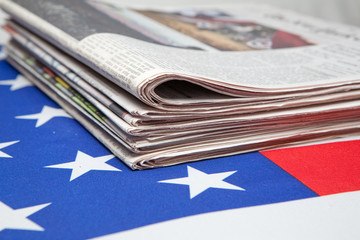Zeitungen auf der Flagger der USA