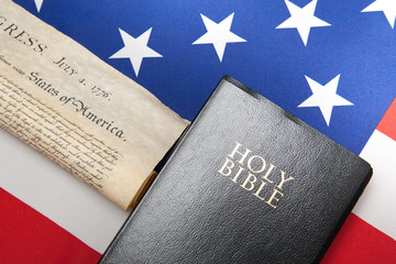 Flagge der USA mit Unabhängigkeitserklärung und Bibel