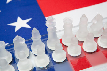 Flagge der USA mit Schachspiel und Schachfiguren