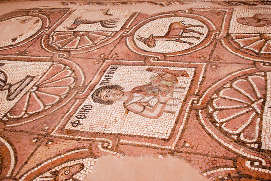 Mosaik in den Ruinen einer antiken Kirche