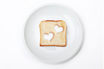 Konzept Liebe - Toastbrot mit zwei Herzen in der Mitte
