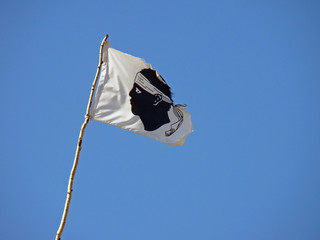 Drapeau corse usé par le vent