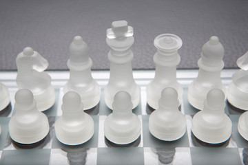 Schachspiel aus Glas und Schachfiguren