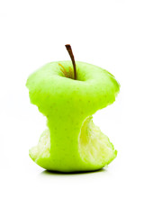 Grüner Apfel von 2 Seiten angebissen auf weiß