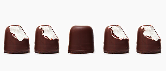 Konzept Innovation - angebissene Schokoküsse