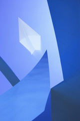 紙飛行機と建造物