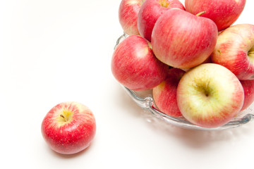 Äpfel in einer Schale und ein Apfel daneben