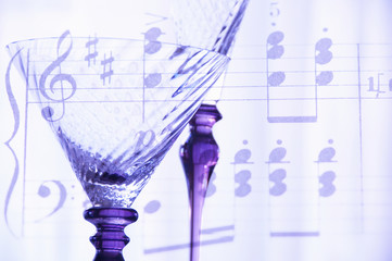 楽譜とワイングラス