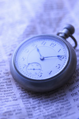 懐中時計と新聞