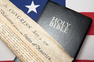 Flagge der USA mit Unabhängigkeitserklärung und Bibel