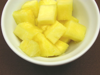 Ananasstücke in einer weißen Porzellanschale