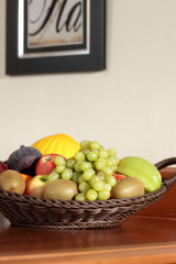 Fruechte in Korbschale im Hotelzimmer