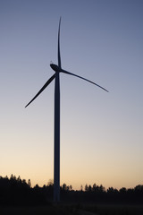 Fototapeta na wymiar Silhouette einer Windkraftanlage