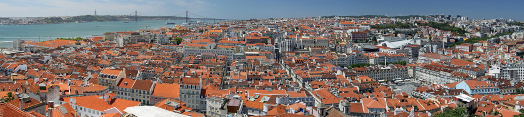 Fototapeta na wymiar Panoramiczny Chiado (Lizbona) Widok z Góry Zamkowej od