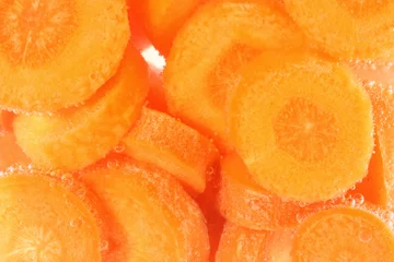 Kussenhoes Gehakte verse wortelen in water © mreco