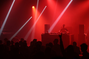 dj concert musique électronique mix mixer discothèque festival