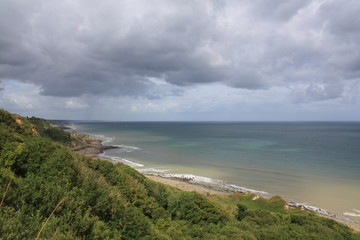 Blick vom Pointe du Hoc auf die felsige Kanalküste
