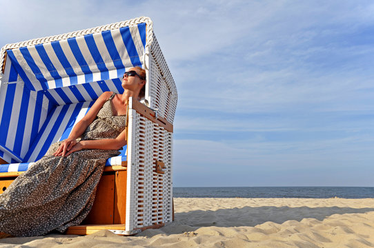 Strandkorb mit Frau an der Ostsee