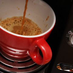 frischer kaffee in roter tasse