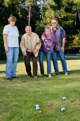 Familie spielt Boule im Garten