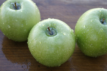 3 apples