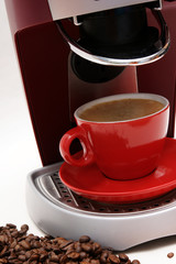 frischer kaffee in roter tasse