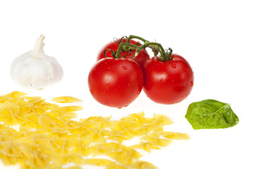 Farfalle,Tomaten, Knoblauch und Basilikum