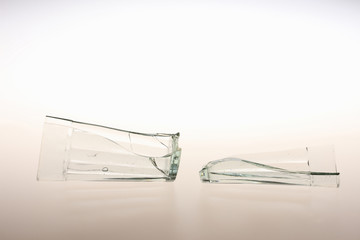 Fototapeta premium 割れたコップ