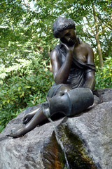 Fototapeta na wymiar Milchmädchen-Bronzefigur