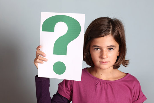 bambina mostra cartello con punto interrogativo