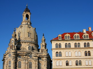 Fototapeta na wymiar Frauenkirche mit Bürgerhaus