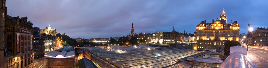 Fototapeta na wymiar Edynburg panorama miasta o zmierzchu od Mostu Północnego