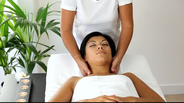 Massage dans un institut de beaut&eacute;