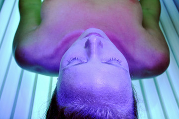 Frau im Solarium