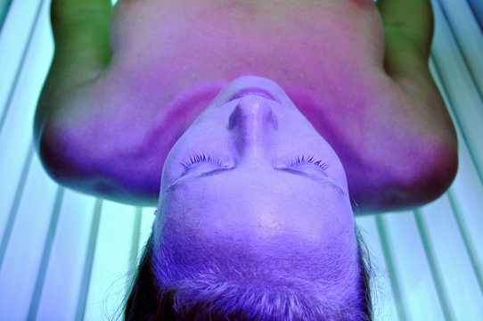 Frau im Solarium