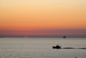 Barco de pesca volviendo a puerto