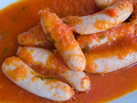 Sausages in tomato sauce