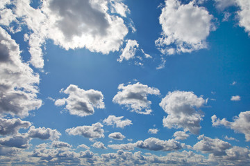 Blauer Himmel mit weissen Wolken als Hintergrund
